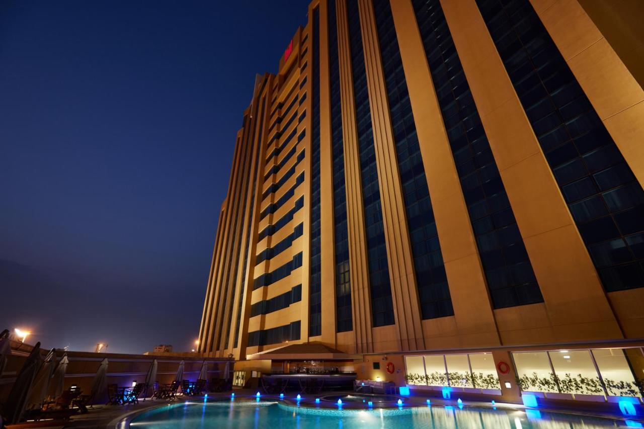 ミレニアム ホテル ＆ コンベンション センター クウェート エクステリア 写真 The hotel at night