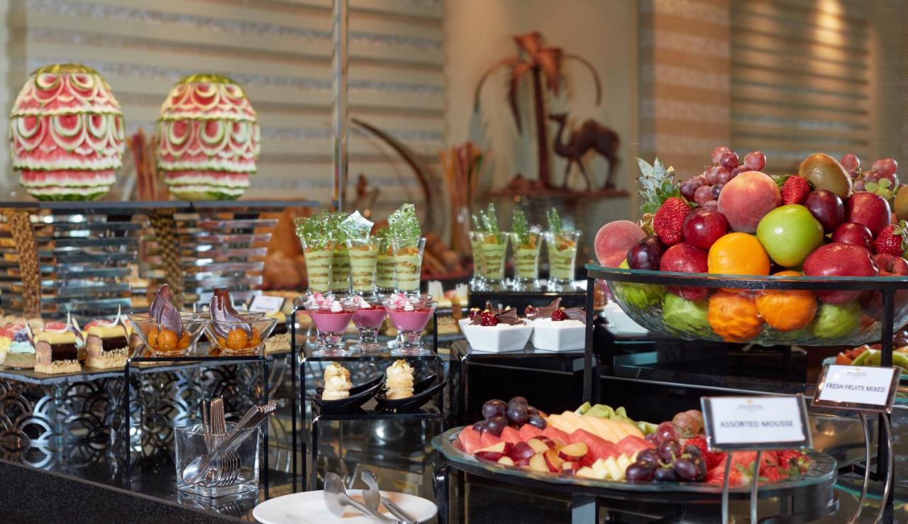 ミレニアム ホテル ＆ コンベンション センター クウェート エクステリア 写真 A dessert buffet