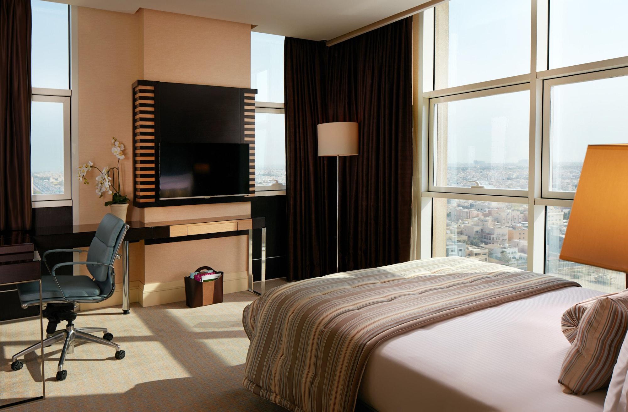 ミレニアム ホテル ＆ コンベンション センター クウェート エクステリア 写真 A bedroom at the Ritz-Carlton, DIFC