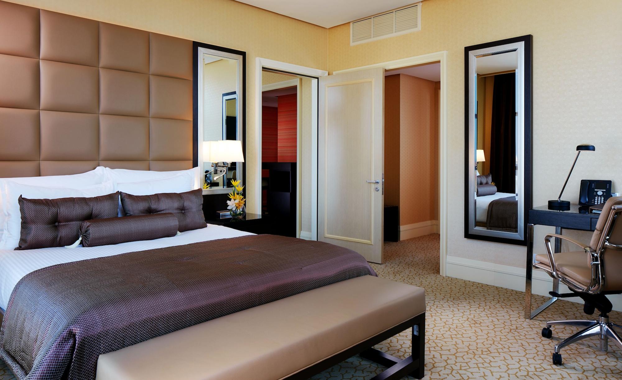 ミレニアム ホテル ＆ コンベンション センター クウェート エクステリア 写真 A bedroom at the Ritz-Carlton, Dubai