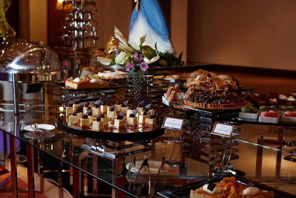 ミレニアム ホテル ＆ コンベンション センター クウェート エクステリア 写真 A dessert buffet