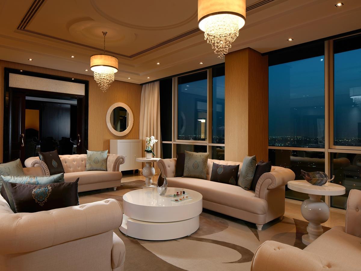 ミレニアム ホテル ＆ コンベンション センター クウェート エクステリア 写真 The living room of a penthouse suite at the Ritz-Carlton, Dubai