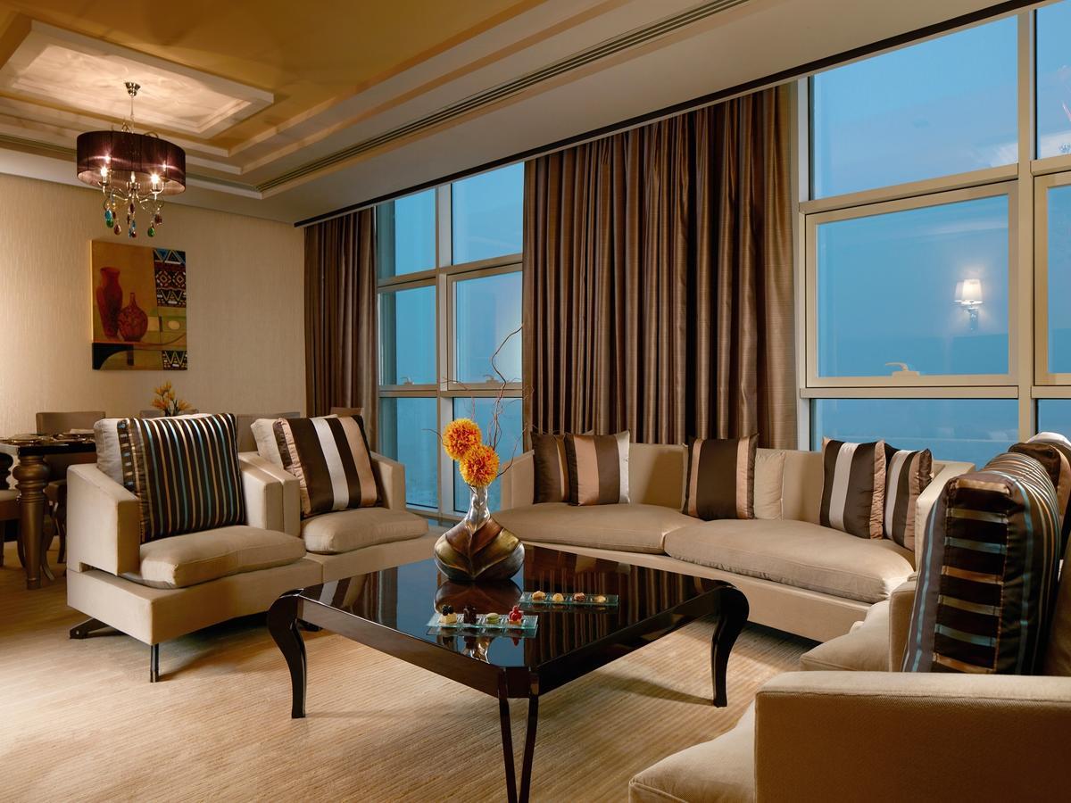 ミレニアム ホテル ＆ コンベンション センター クウェート エクステリア 写真 A living room in a suite at the Jumeirah Emirates Towers Hotel