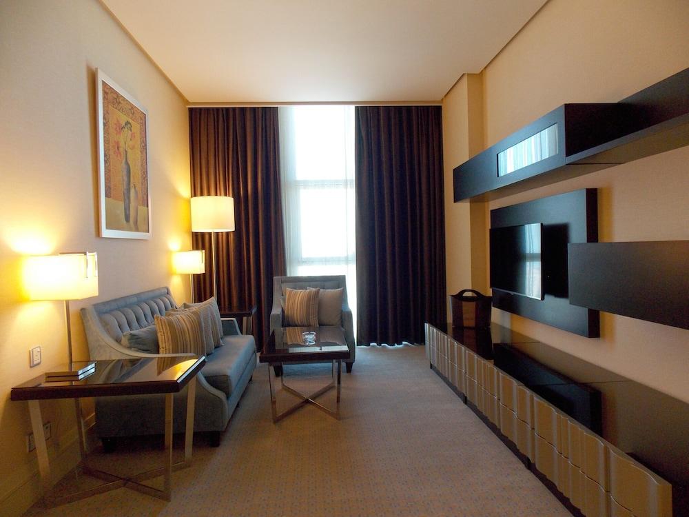 ミレニアム ホテル ＆ コンベンション センター クウェート エクステリア 写真 A living room in a suite at the Ritz-Carlton, Dubai