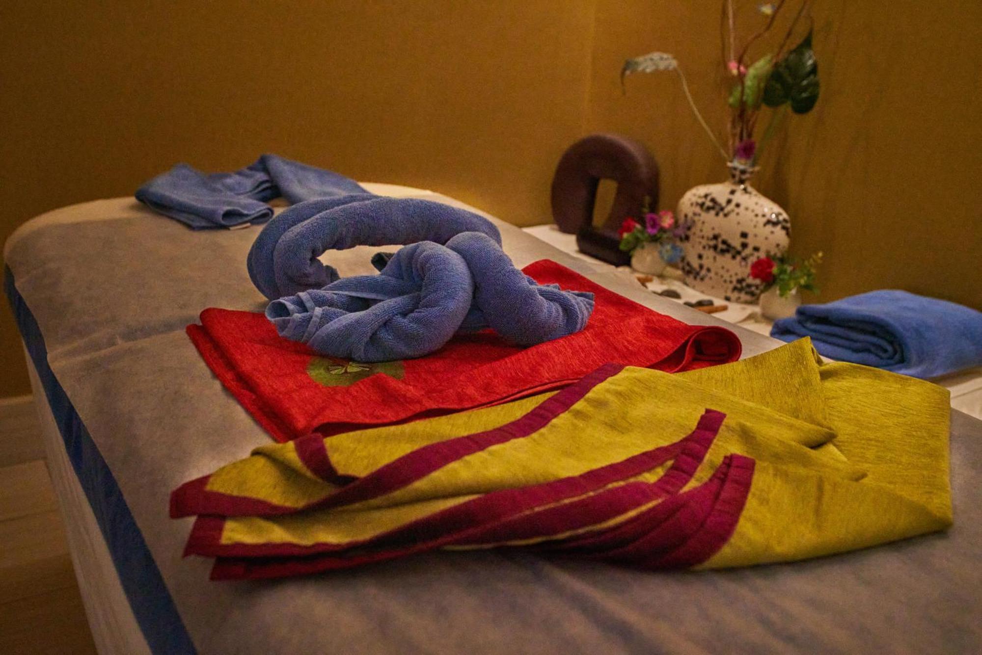ミレニアム ホテル ＆ コンベンション センター クウェート エクステリア 写真 A massage bed