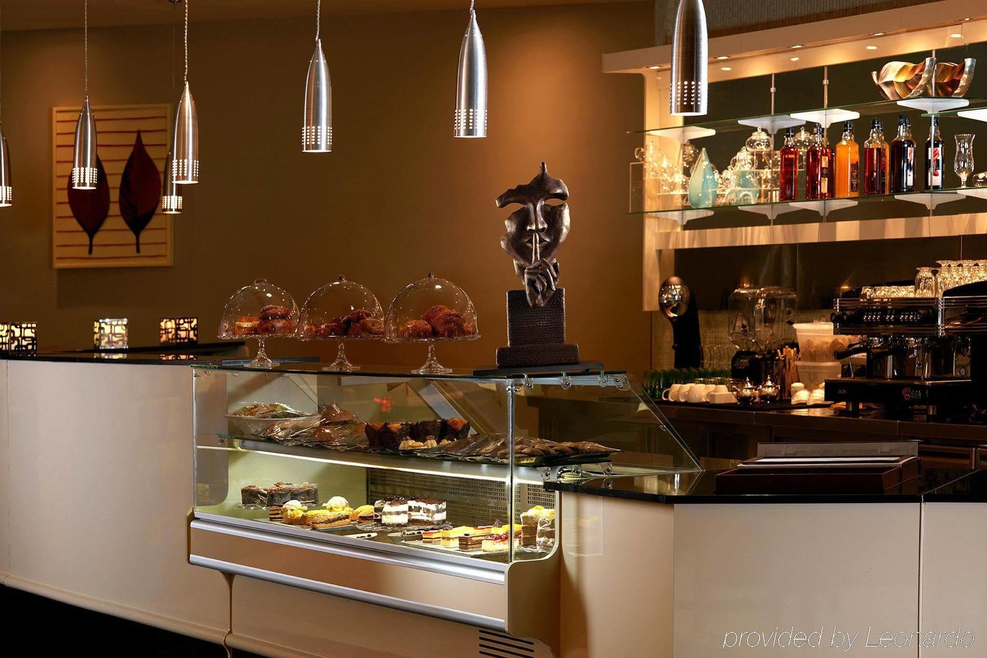 ミレニアム ホテル ＆ コンベンション センター クウェート エクステリア 写真 A pastry display case