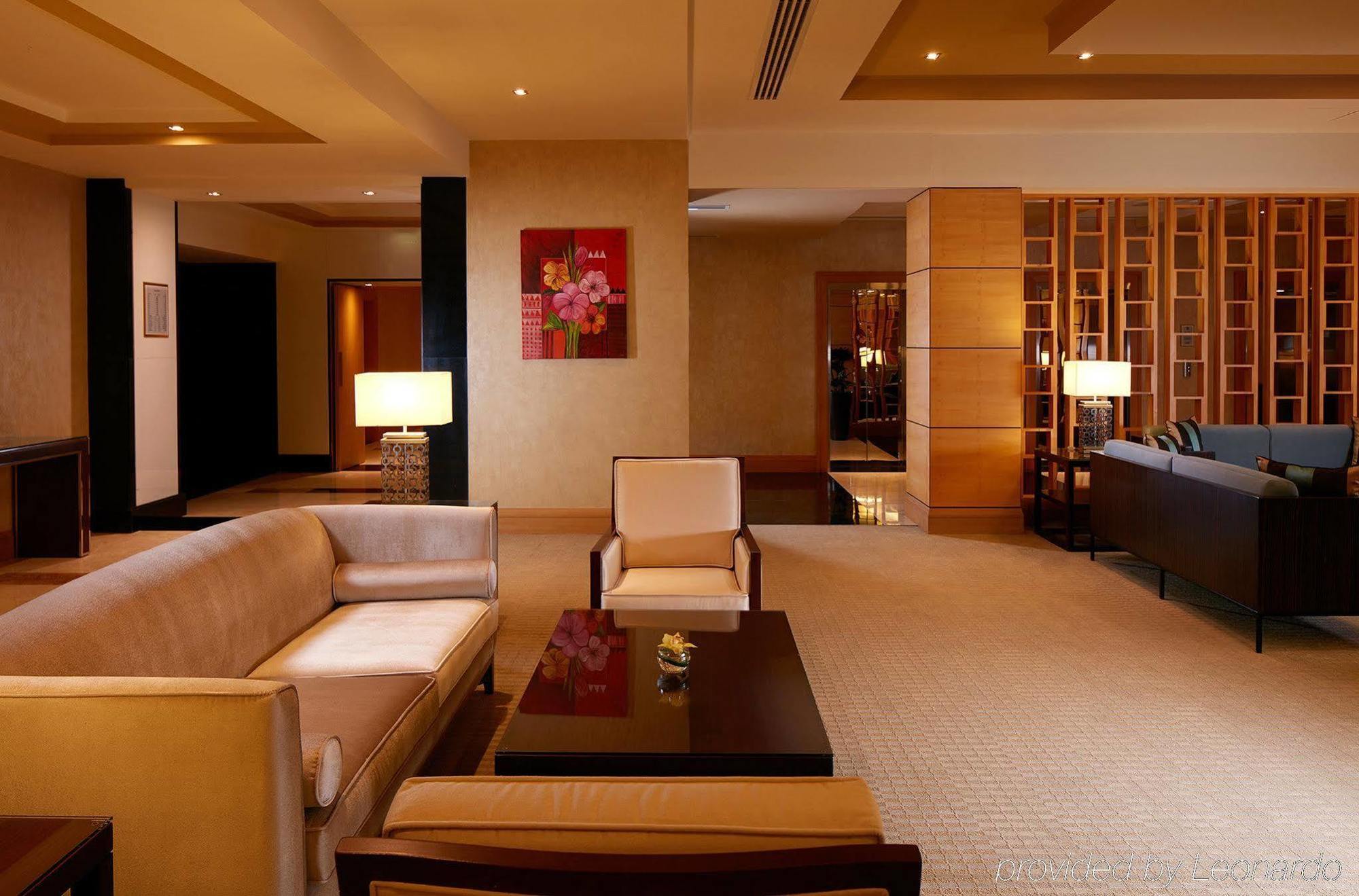 ミレニアム ホテル ＆ コンベンション センター クウェート エクステリア 写真 The interior of the lounge