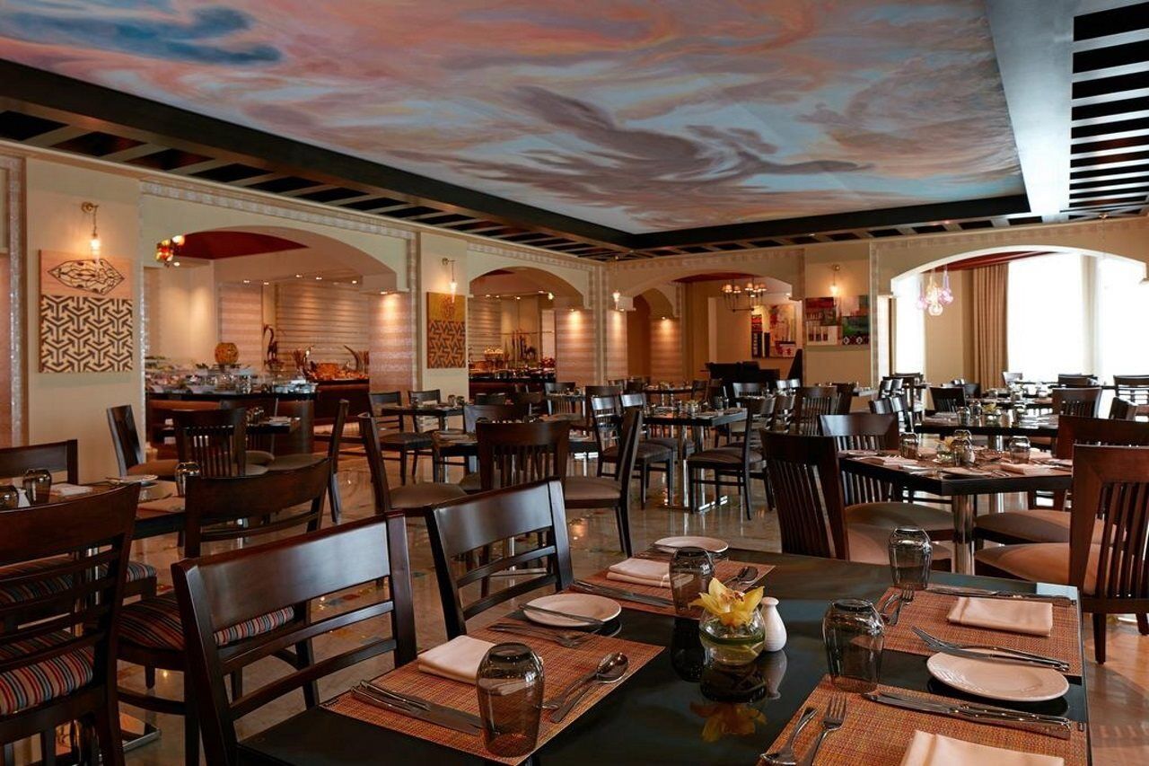 ミレニアム ホテル ＆ コンベンション センター クウェート エクステリア 写真 The interior of a typical Olive Garden restaurant