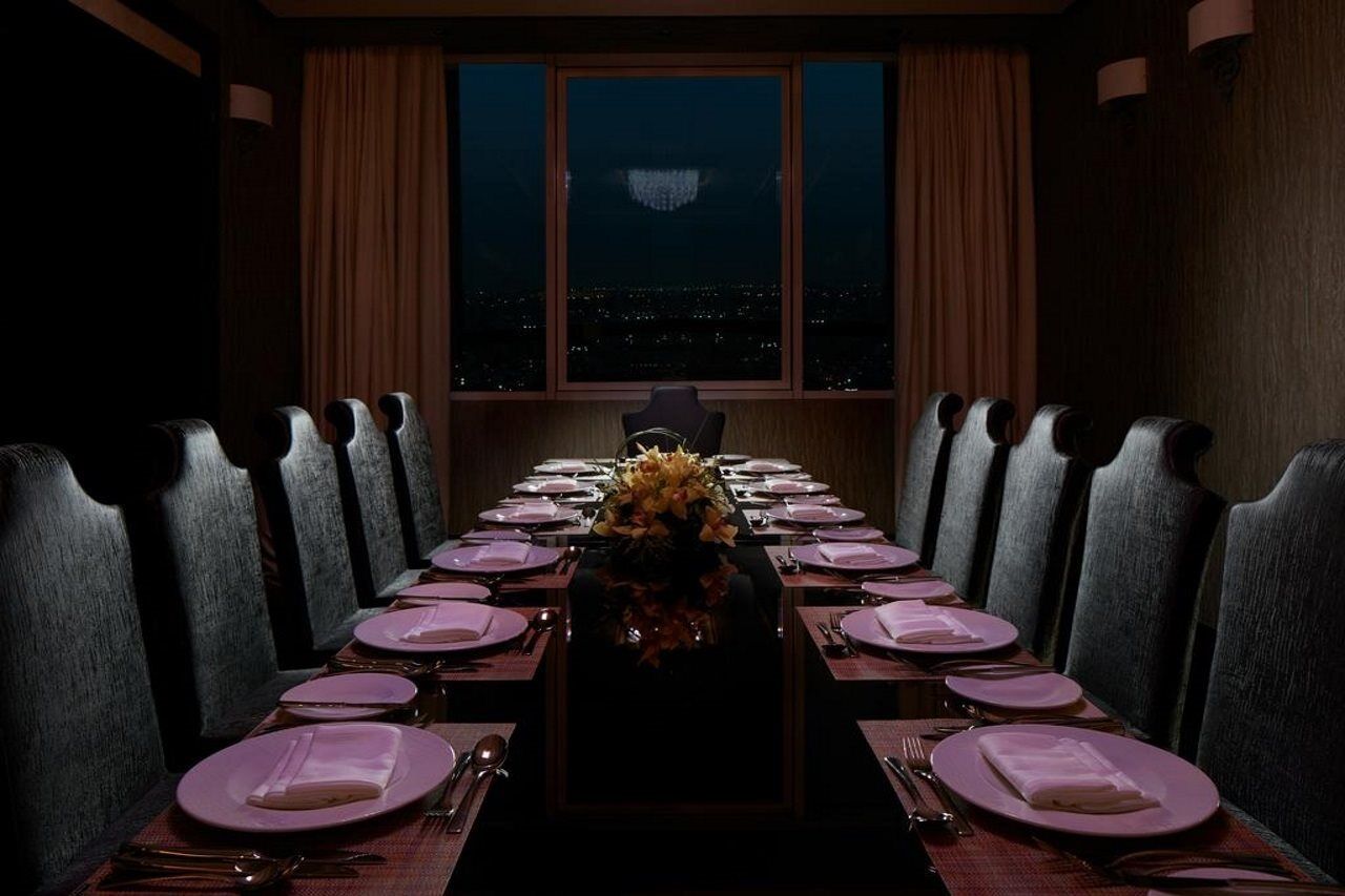 ミレニアム ホテル ＆ コンベンション センター クウェート エクステリア 写真 A private dining room at the restaurant