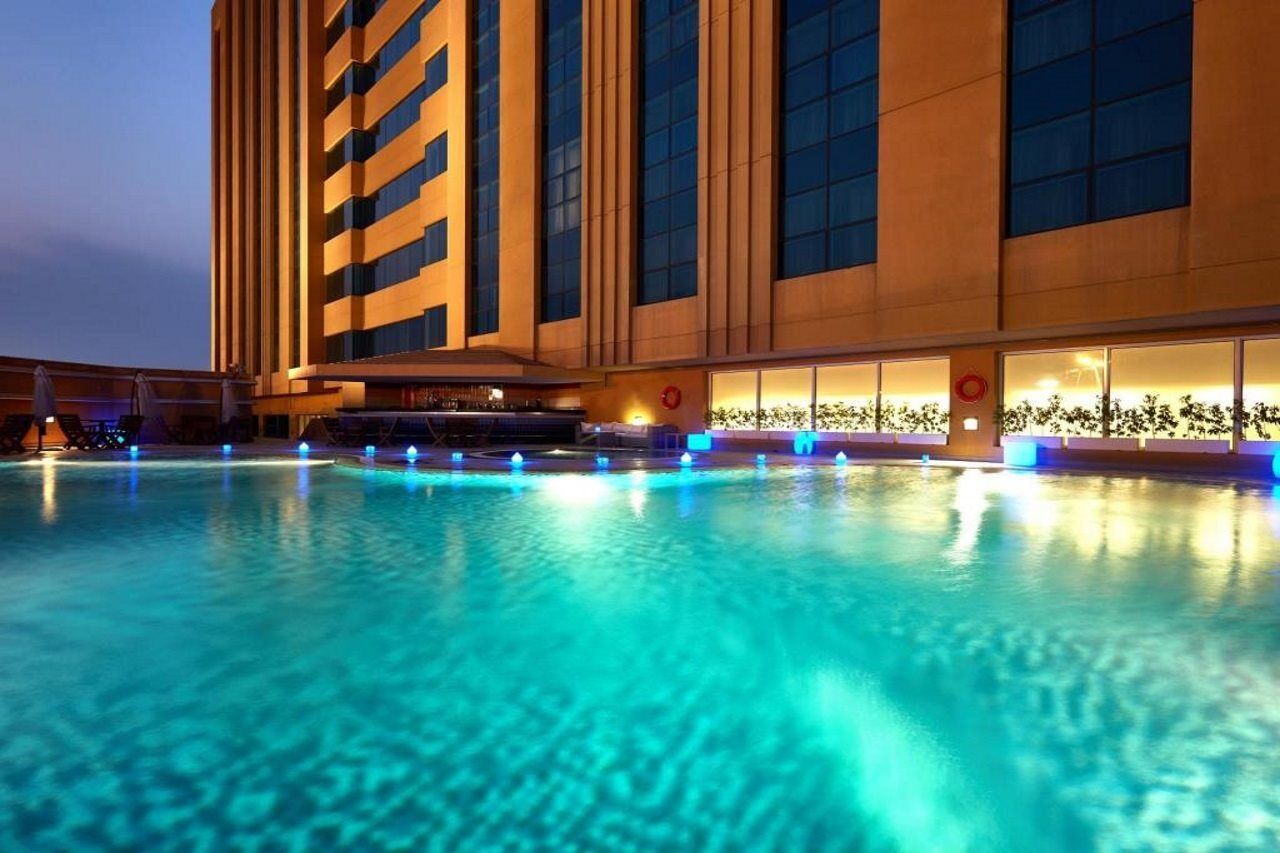 ミレニアム ホテル ＆ コンベンション センター クウェート エクステリア 写真 The pool at the hotel